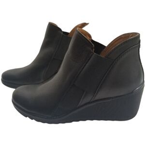 Comfortiva Black Wedge Leather Ankle Boot. C2s1-68